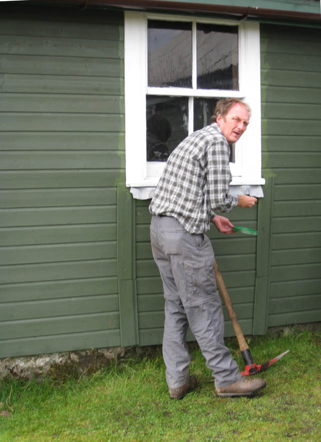 05 Tom puts gloss green on the lead flashings