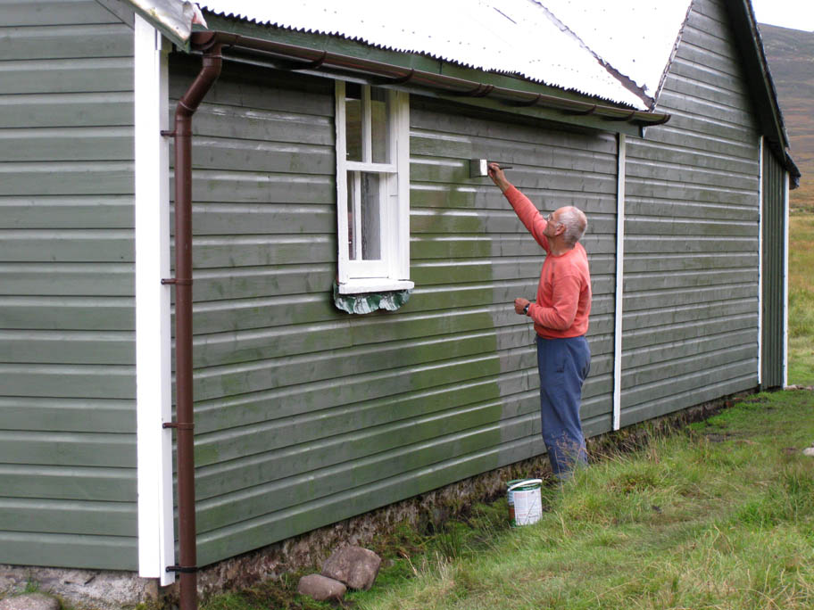 13 Les give the back wall its third coat