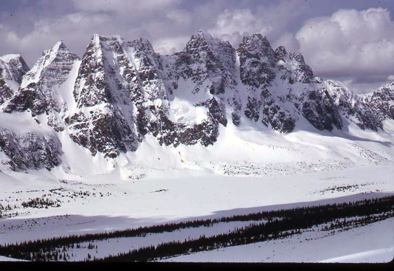 06 The ramparts in the Tonquin Valley