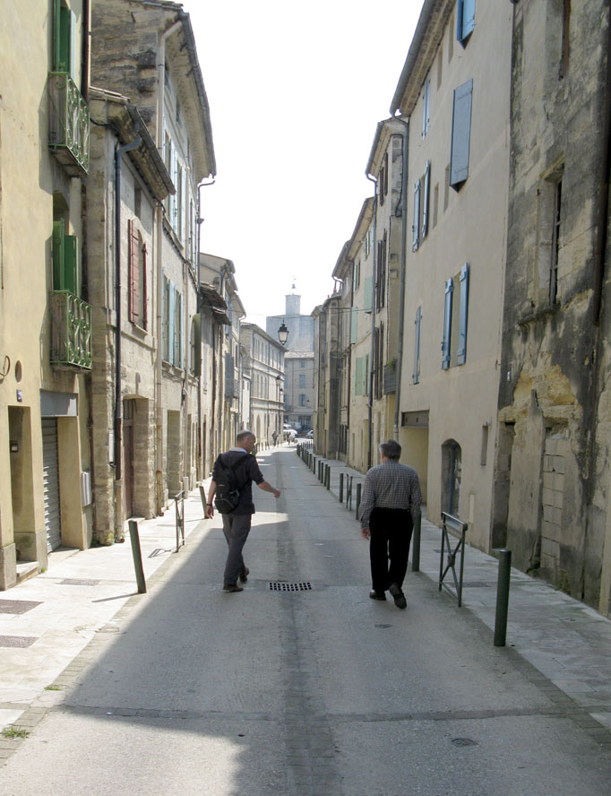 01 Uzes Johnny and Nicolas in a side street