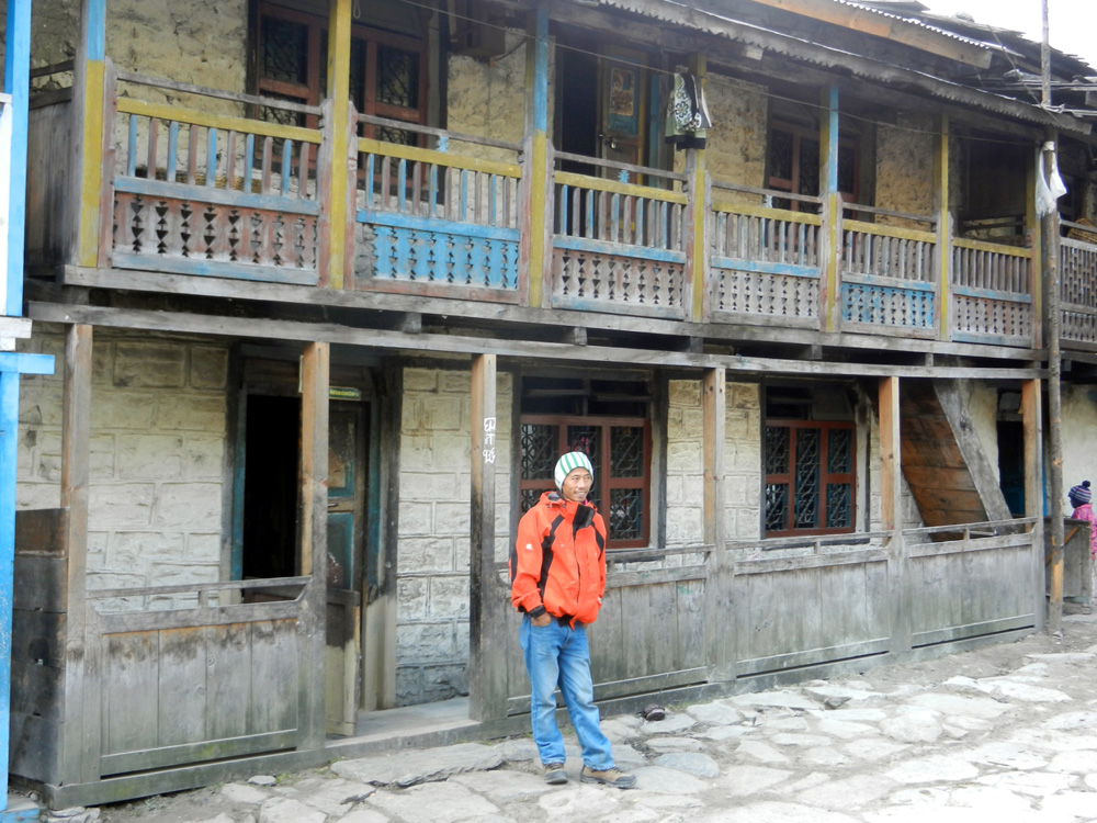 01 Old houses in Koto with Rajendra