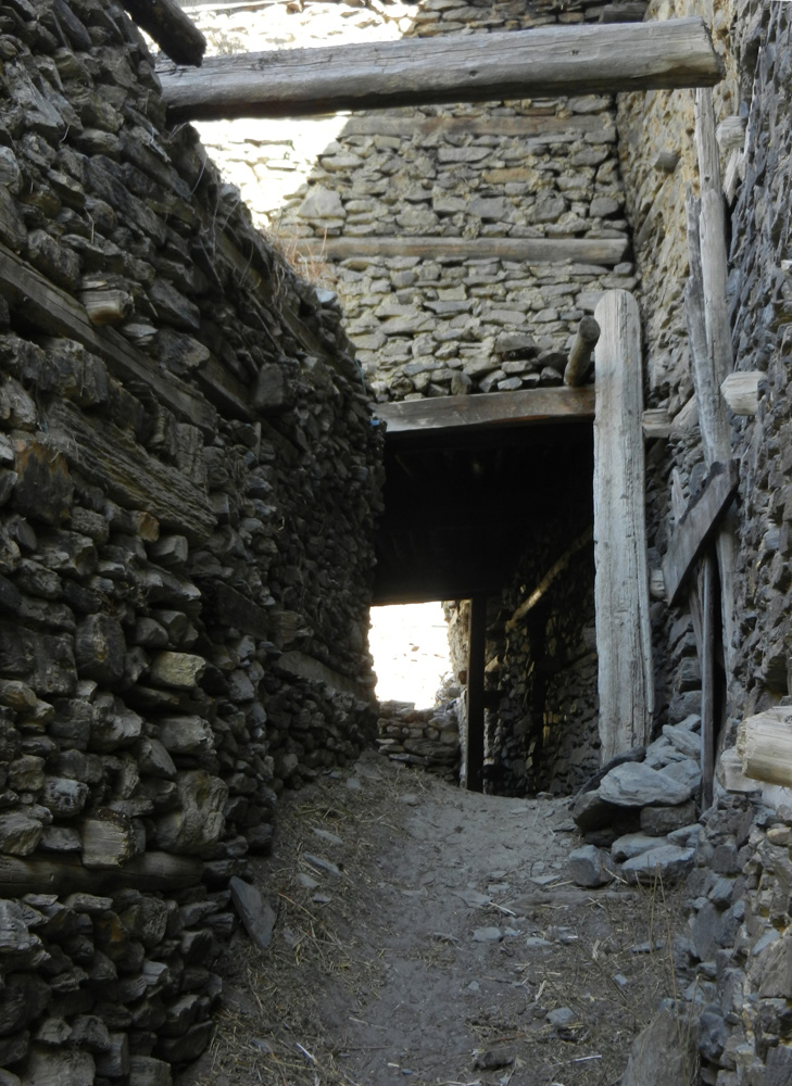 10 A narrow alley in Upper Pisang