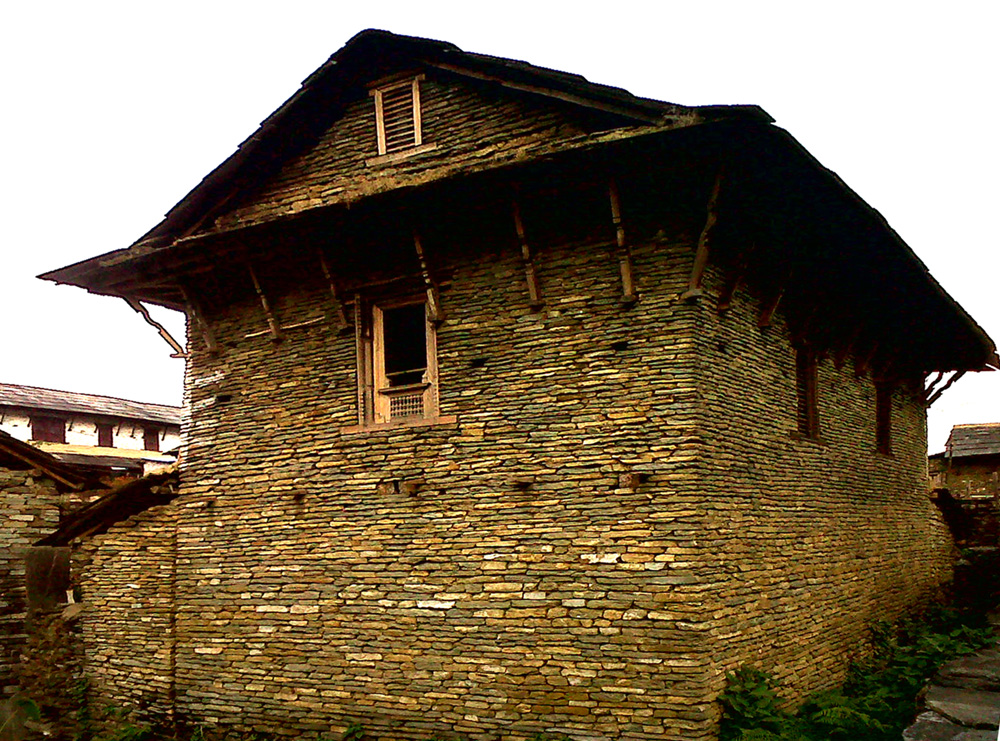 05 A fine old house in Ghandruk with the byre on the lower level