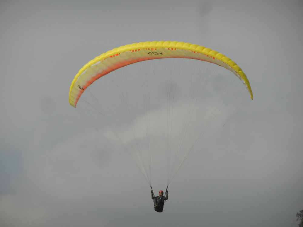 08 The grace of the paraglider